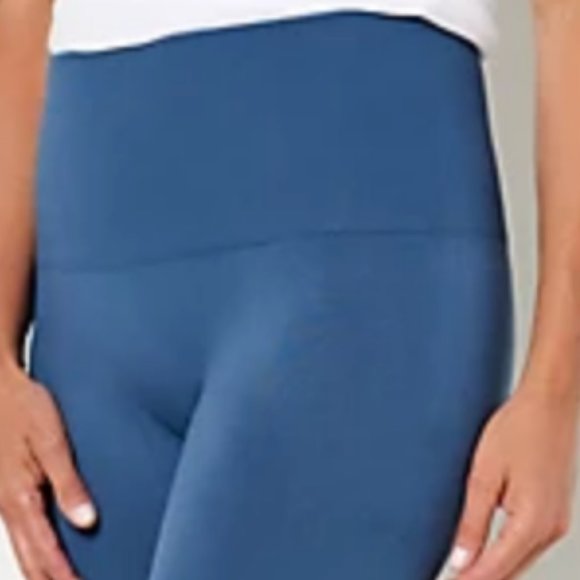 Breezies Tummy Smoothing Seamless 3/4 Cropped Leggings. 14921 - Picture 3 of 3